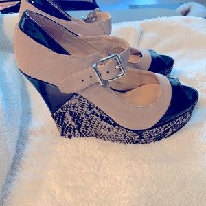 Gianni Bini snakeskin leather wedges size 8